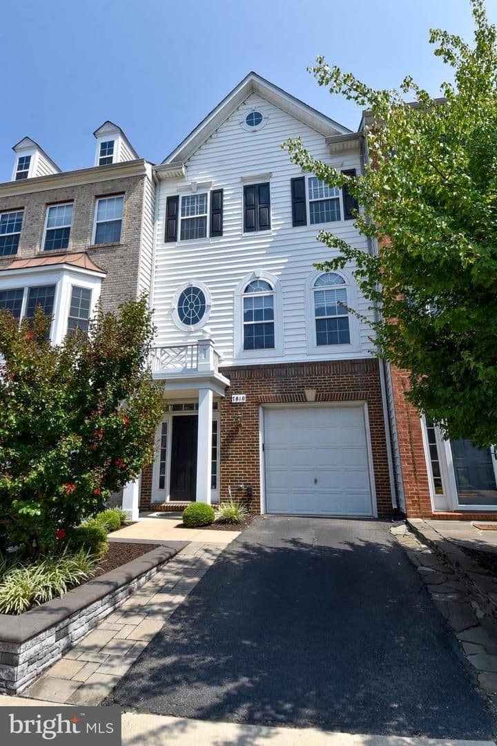 Alexandria House: 7810 Locust Leaf Lane