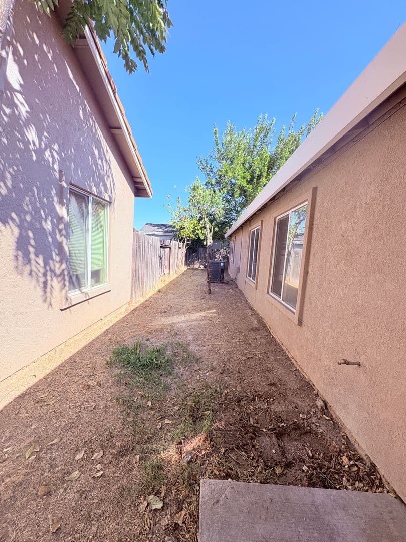 Sacramento House: 1405 Nogales Street