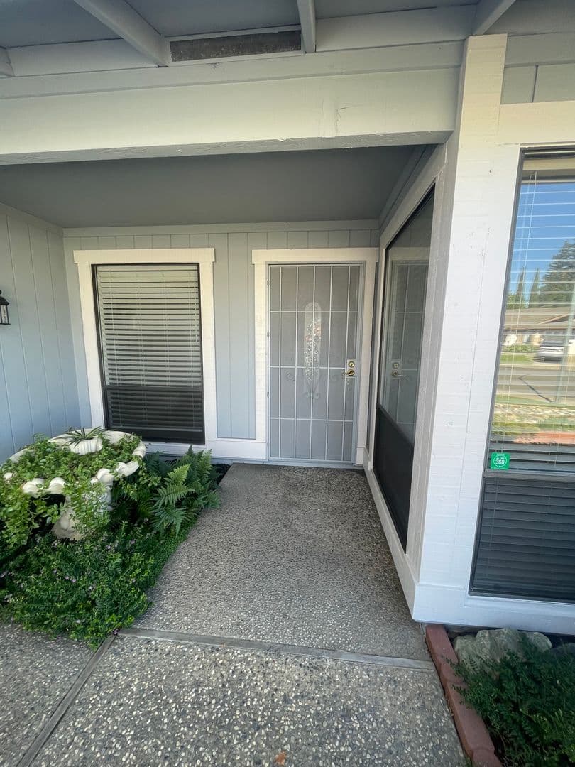 Sacramento House: 8116 Darien Circle