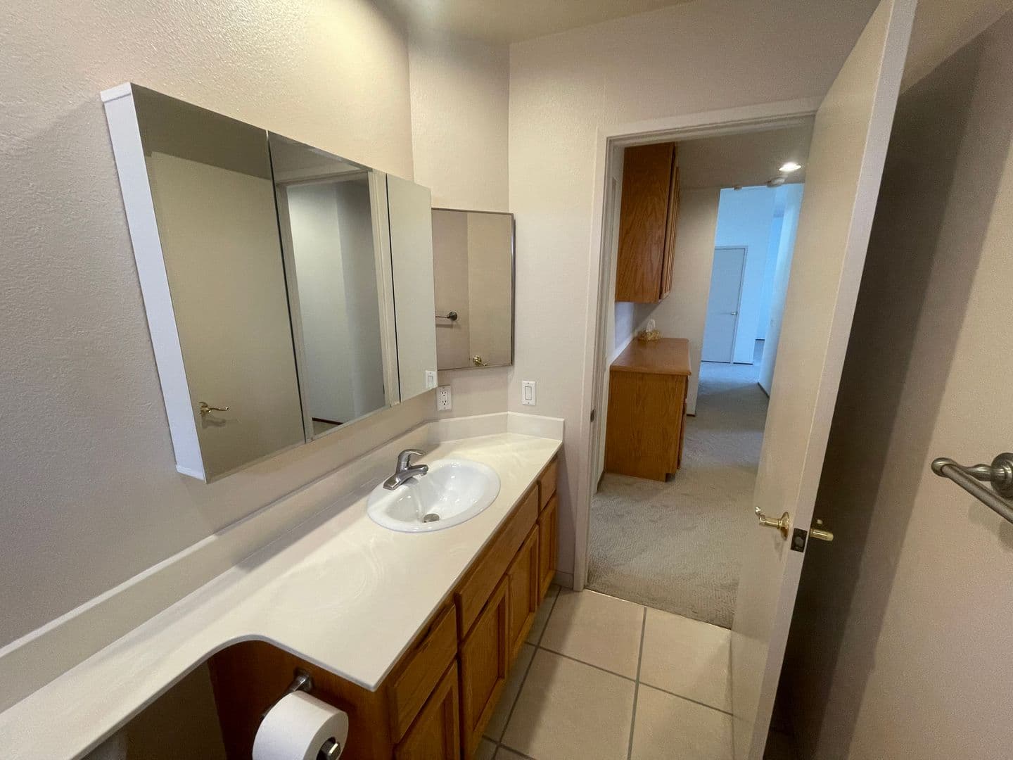 Sacramento House: 8116 Darien Circle
