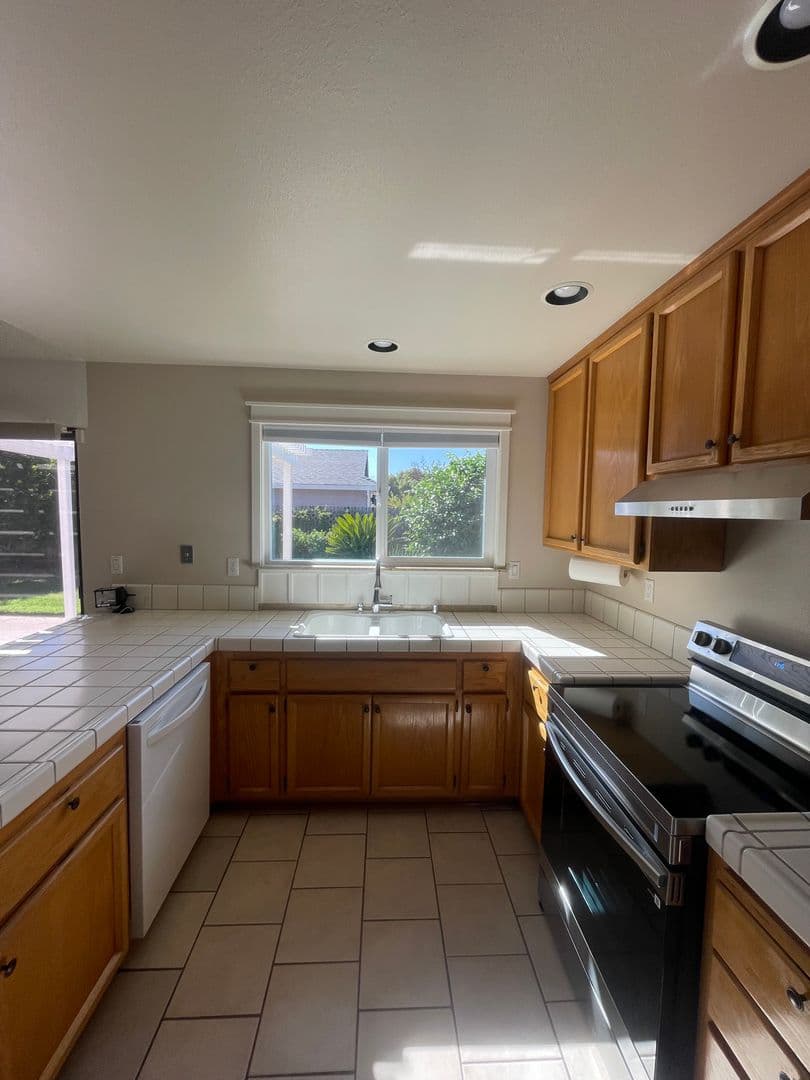 Sacramento House: 8116 Darien Circle