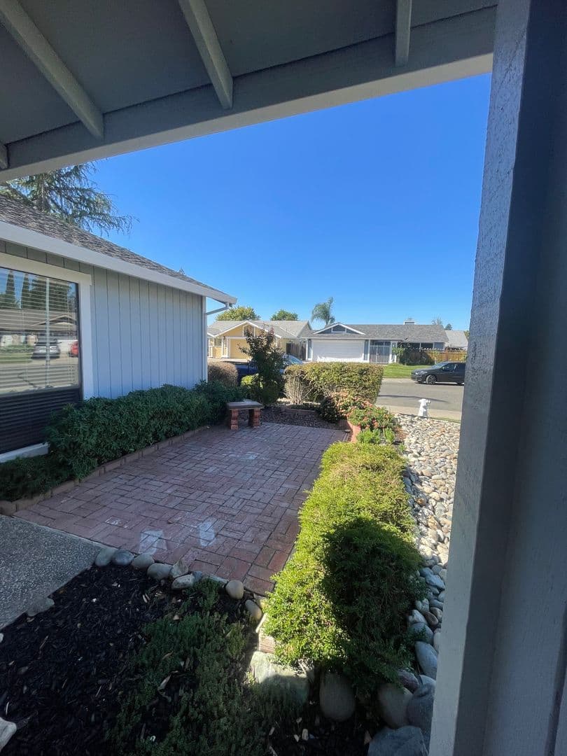 Sacramento House: 8116 Darien Circle