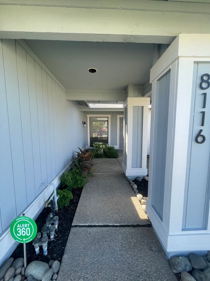 Sacramento House: 8116 Darien Circle