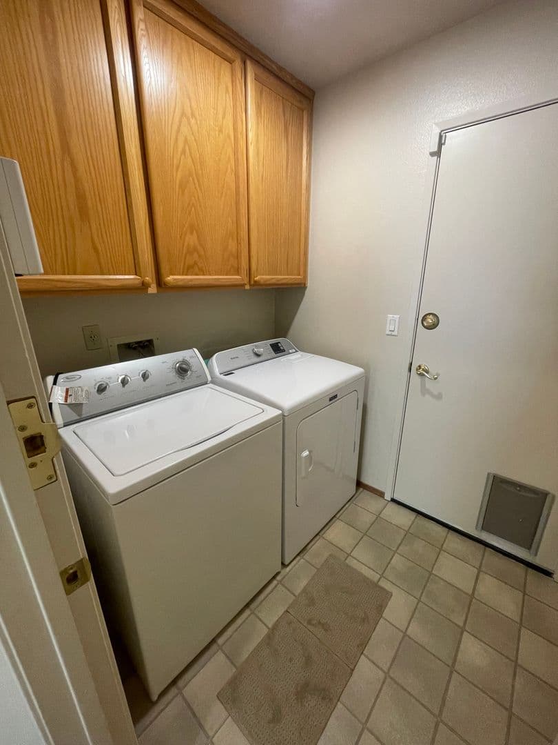 Sacramento House: 8116 Darien Circle
