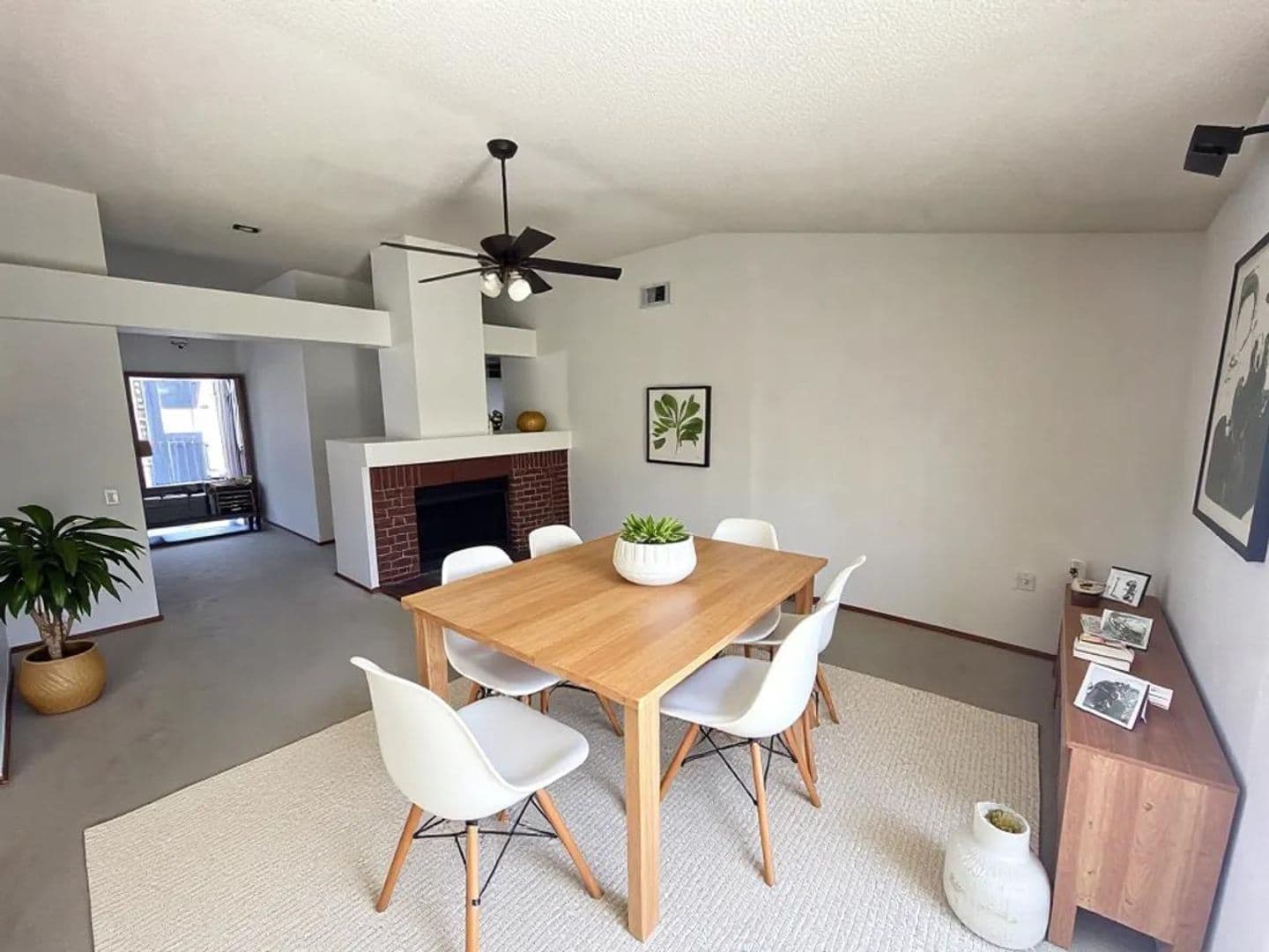 Sacramento House: 8116 Darien Circle