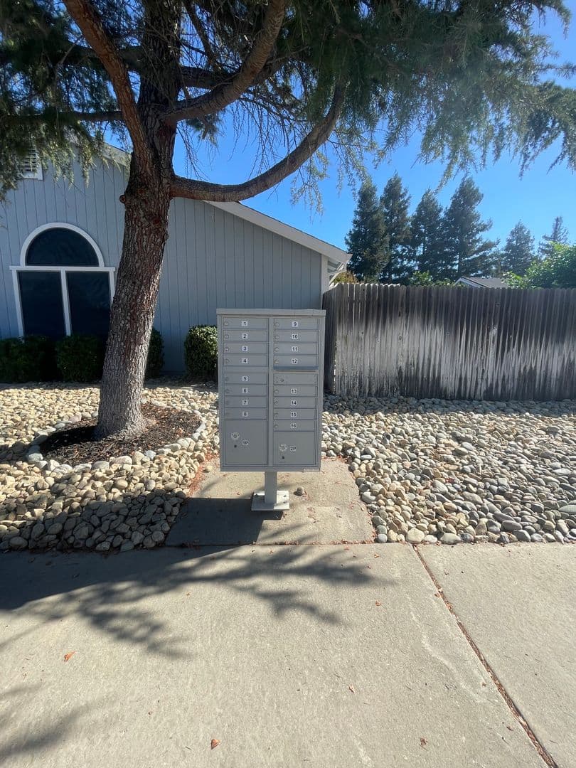Sacramento House: 8116 Darien Circle