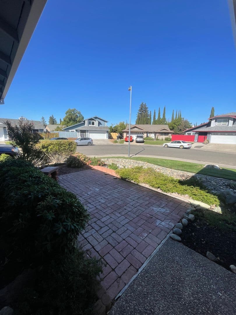 Sacramento House: 8116 Darien Circle