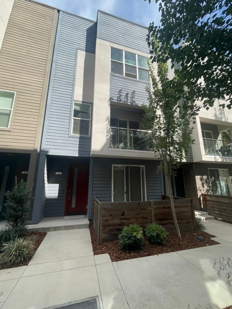 Sacramento House: 9 Icon Walk