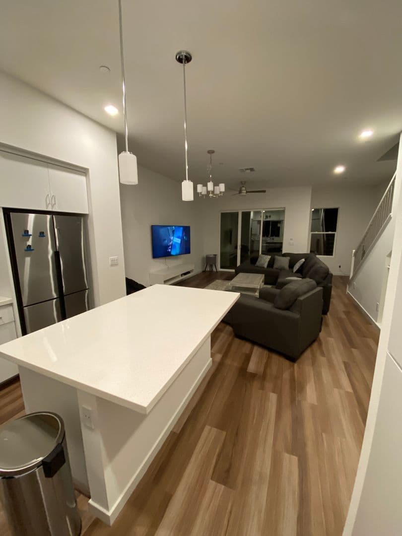 Sacramento House: 9 Icon Walk