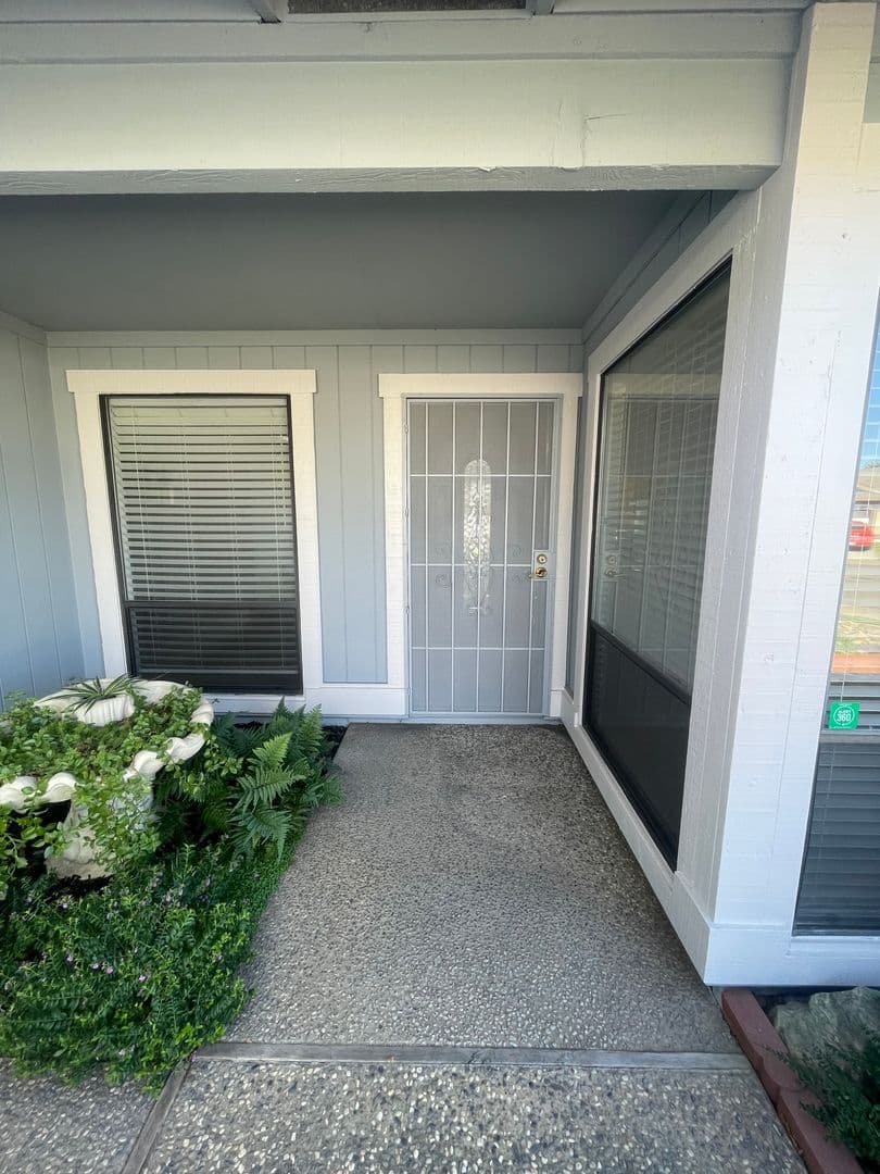 Sacramento House: 8116 Darien Circle