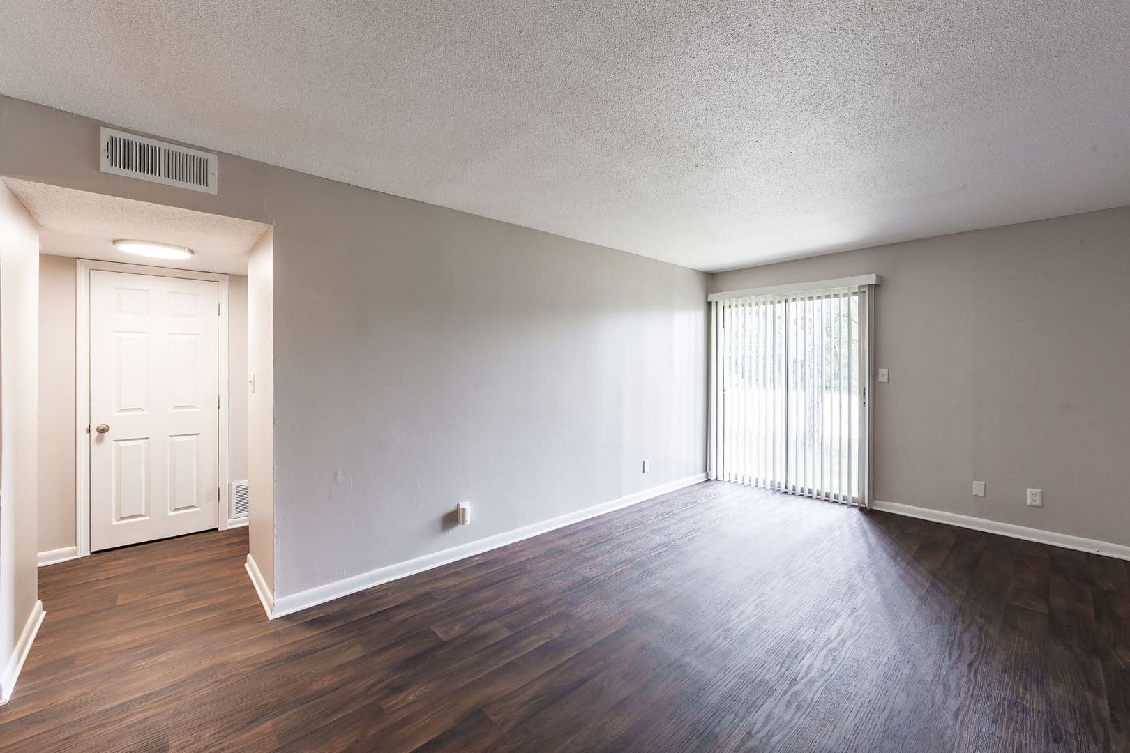 Jackson Apartment: 1585 Hollywood Dr
