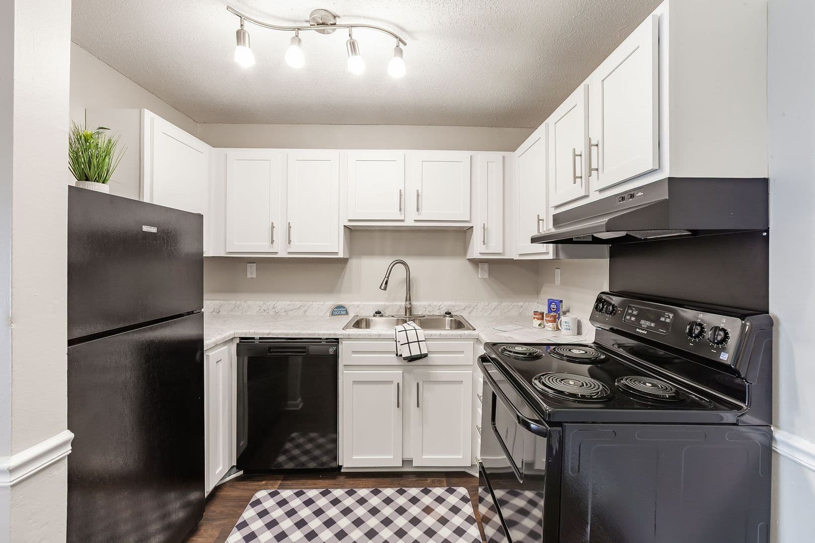 Jackson Apartment: 1585 Hollywood Dr