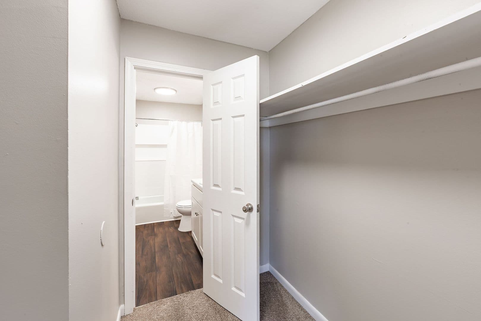 Jackson Apartment: 1585 Hollywood Dr