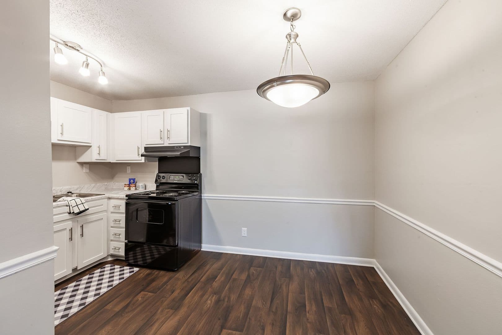 Jackson Apartment: 1585 Hollywood Dr