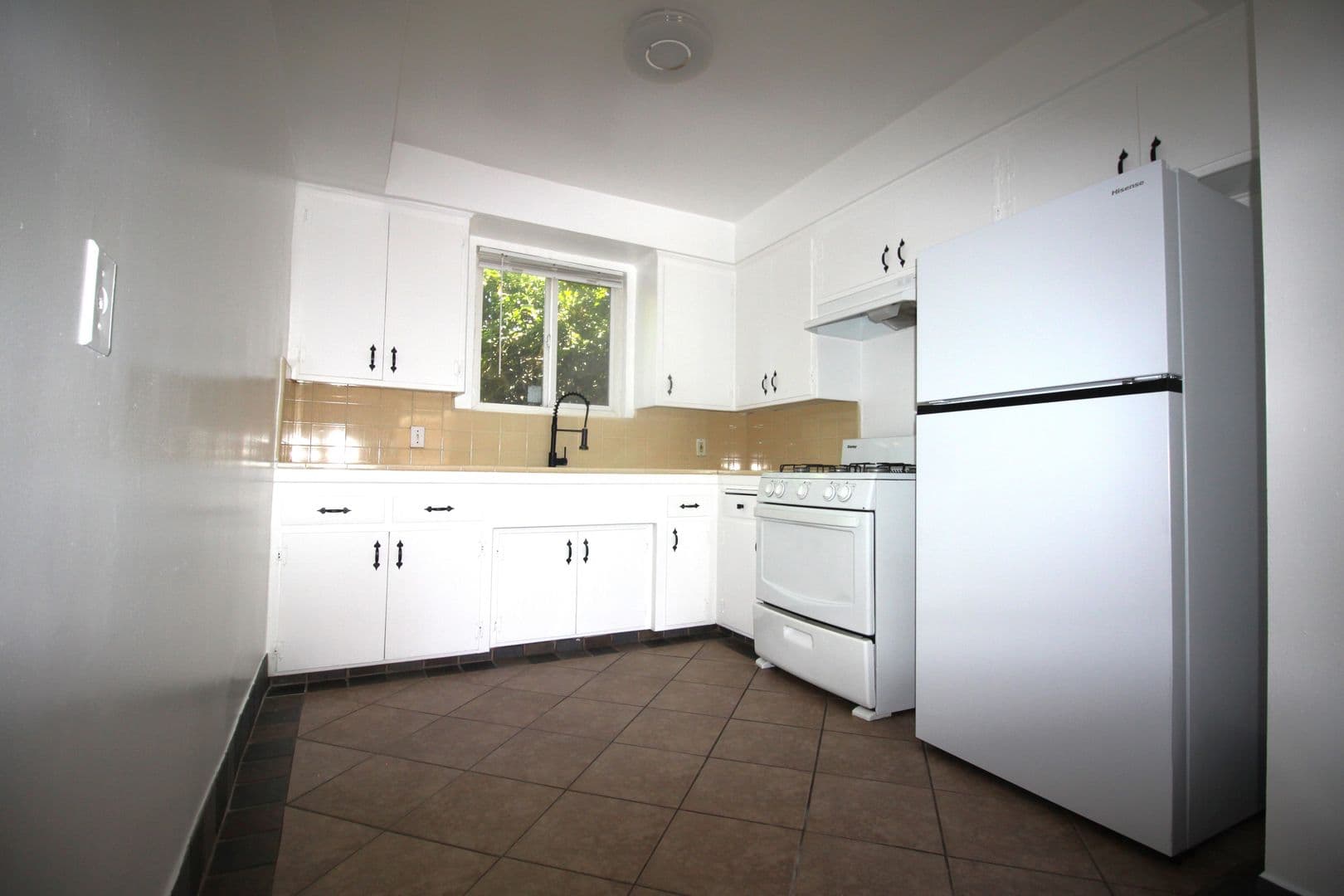 SAN FERNANDO Apartment: 326 MACNEIL ST