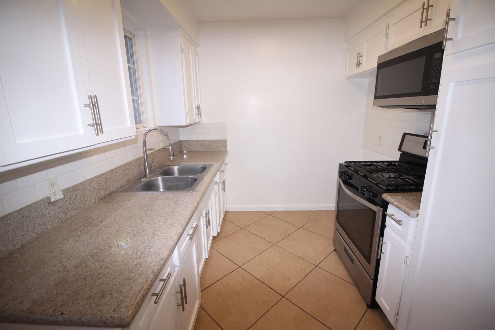 SAN FERNANDO Apartment: 326 MACNEIL ST