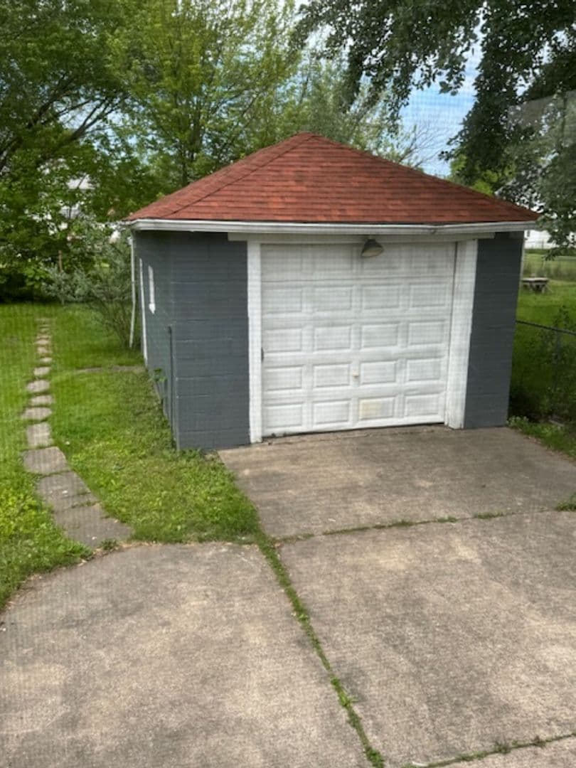 Lorain House: 922 W 19th