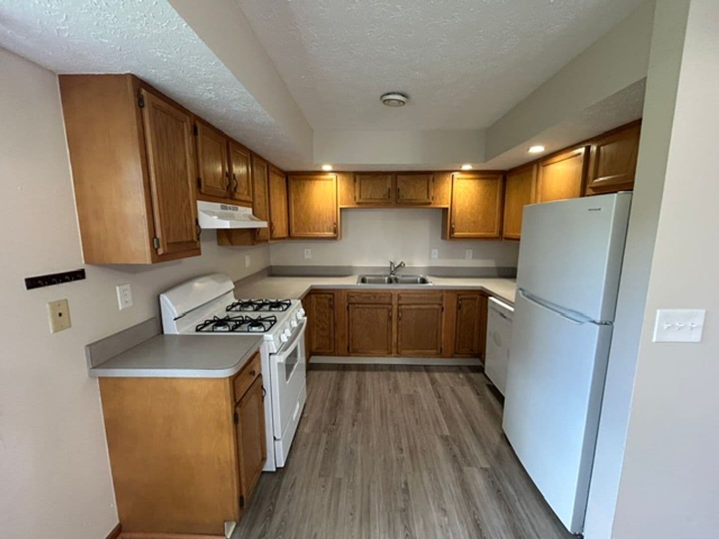 Lorain Apartment: 3115-3117 Surf Ave