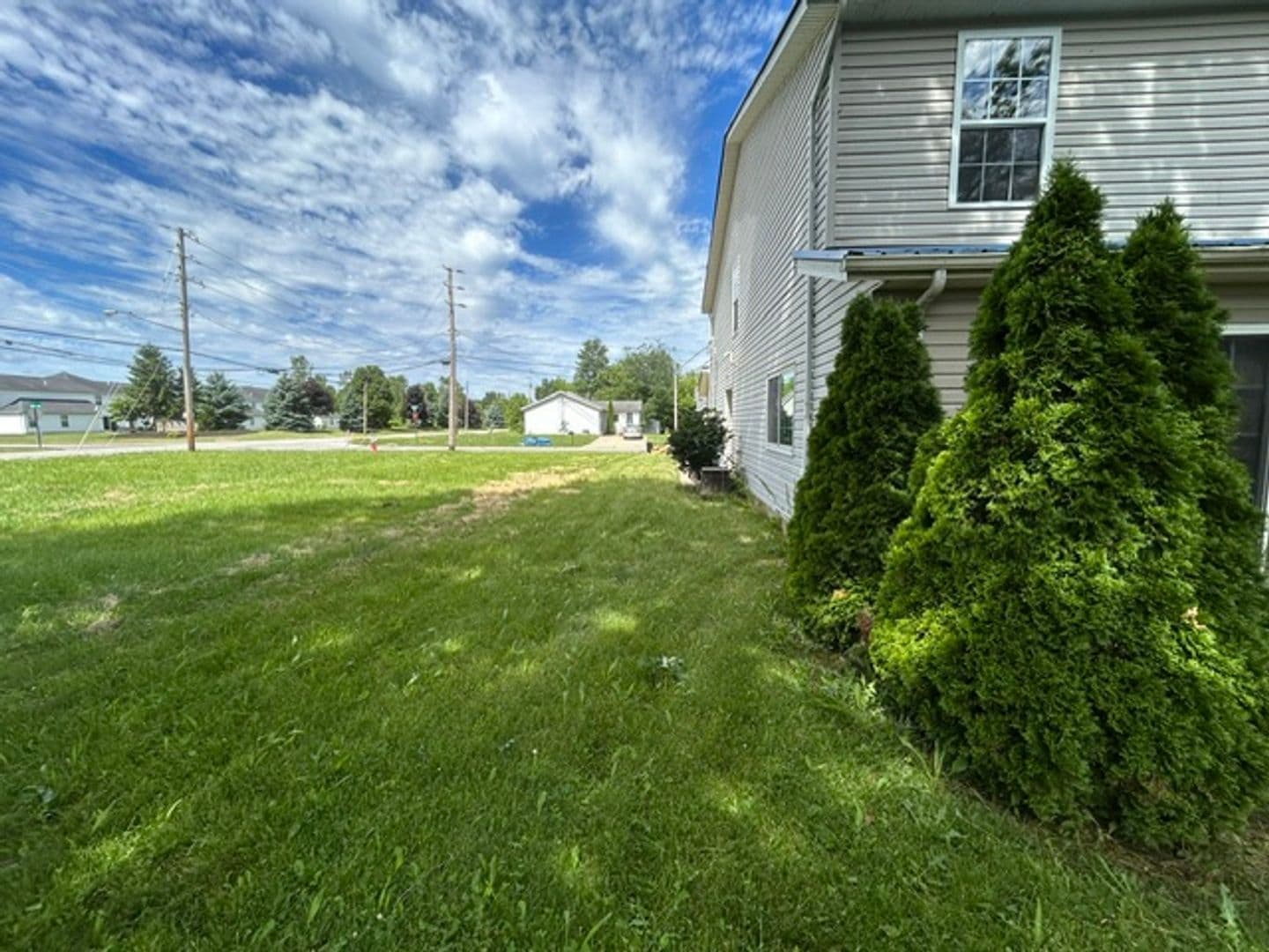 Lorain Apartment: 3115-3117 Surf Ave