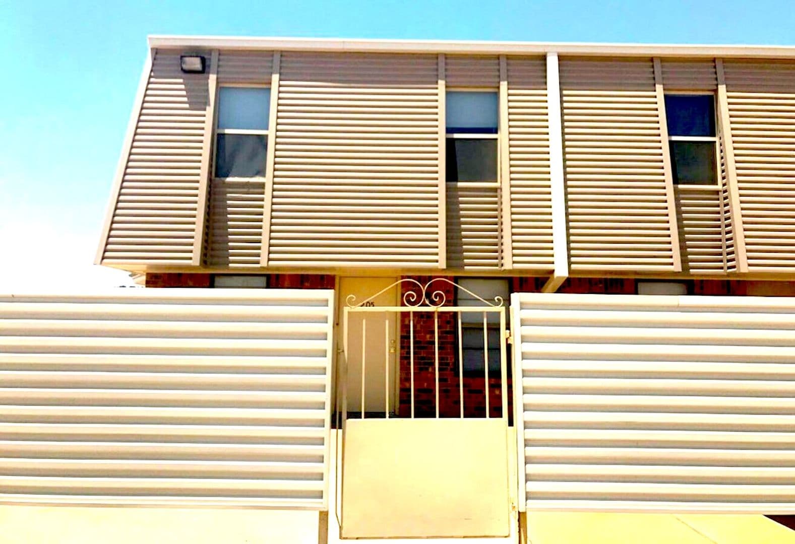 Sundown Apartment: 802 Matthews Ave