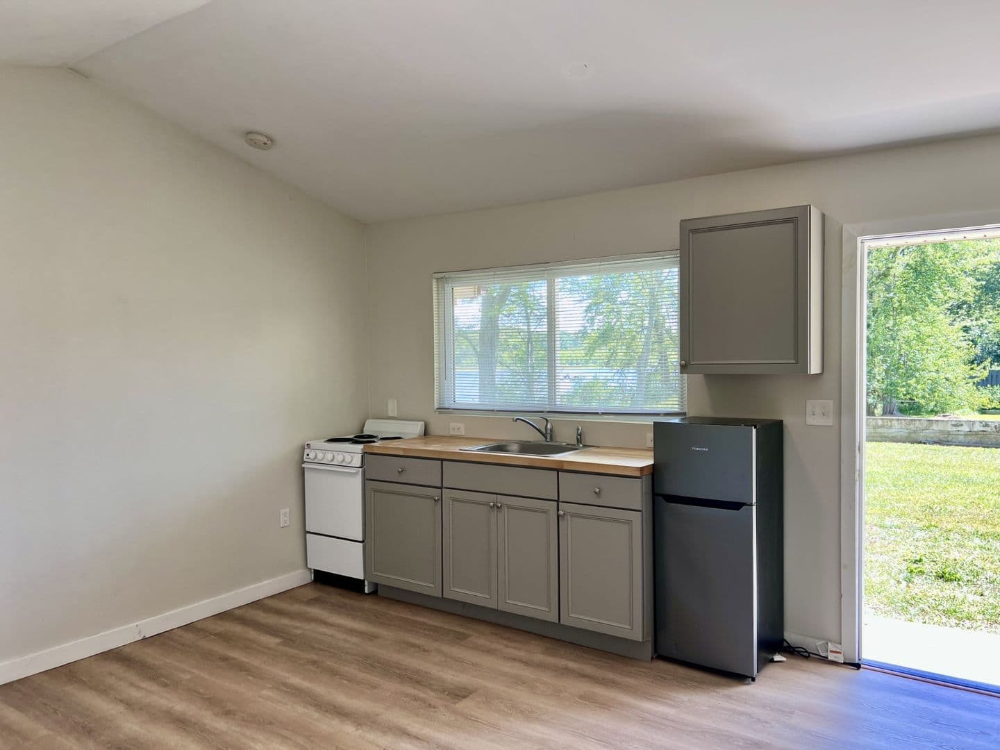 Ulster Park Apartment: 669 Broadway