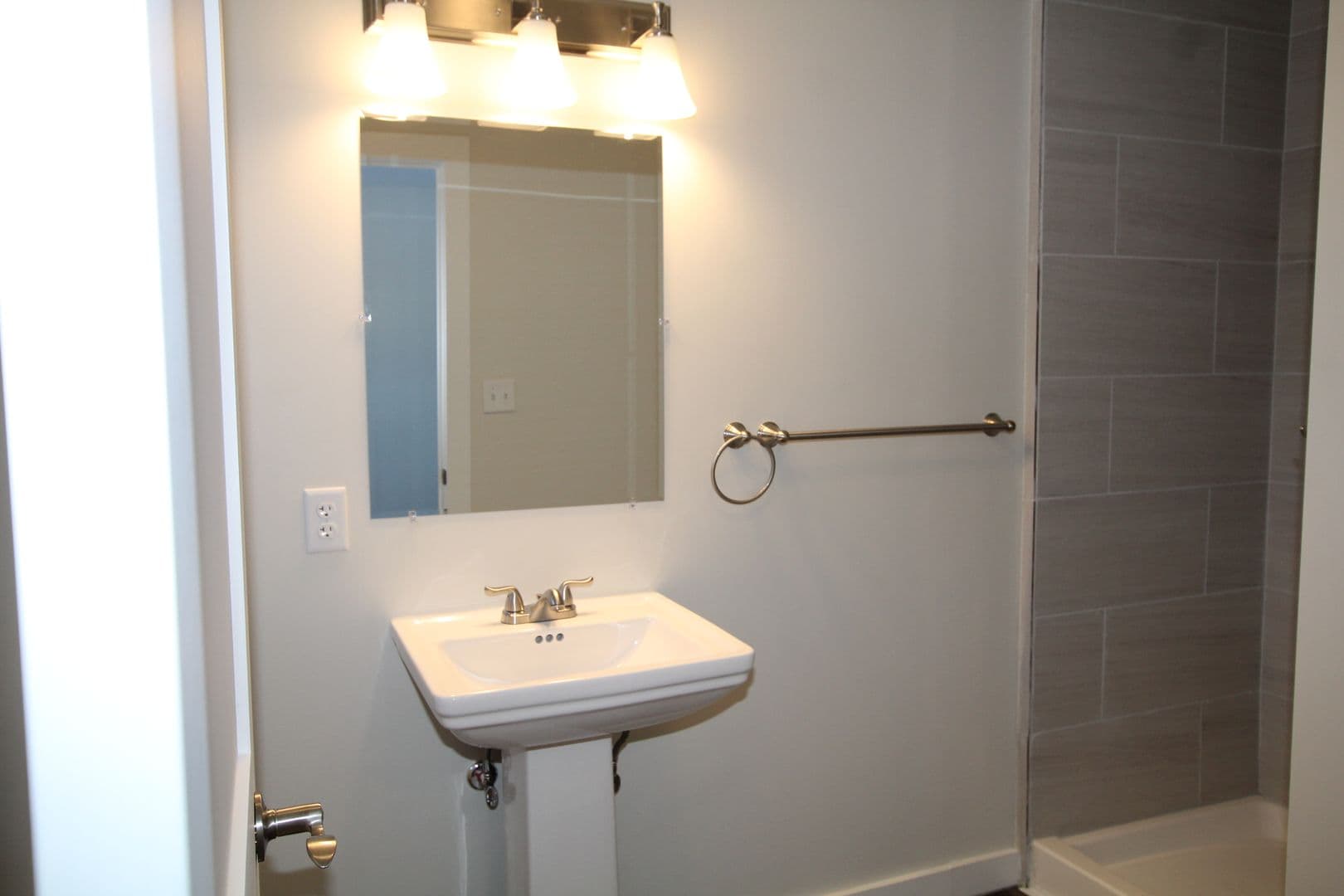 Ravena Apartment: 14311 Rt. 9W