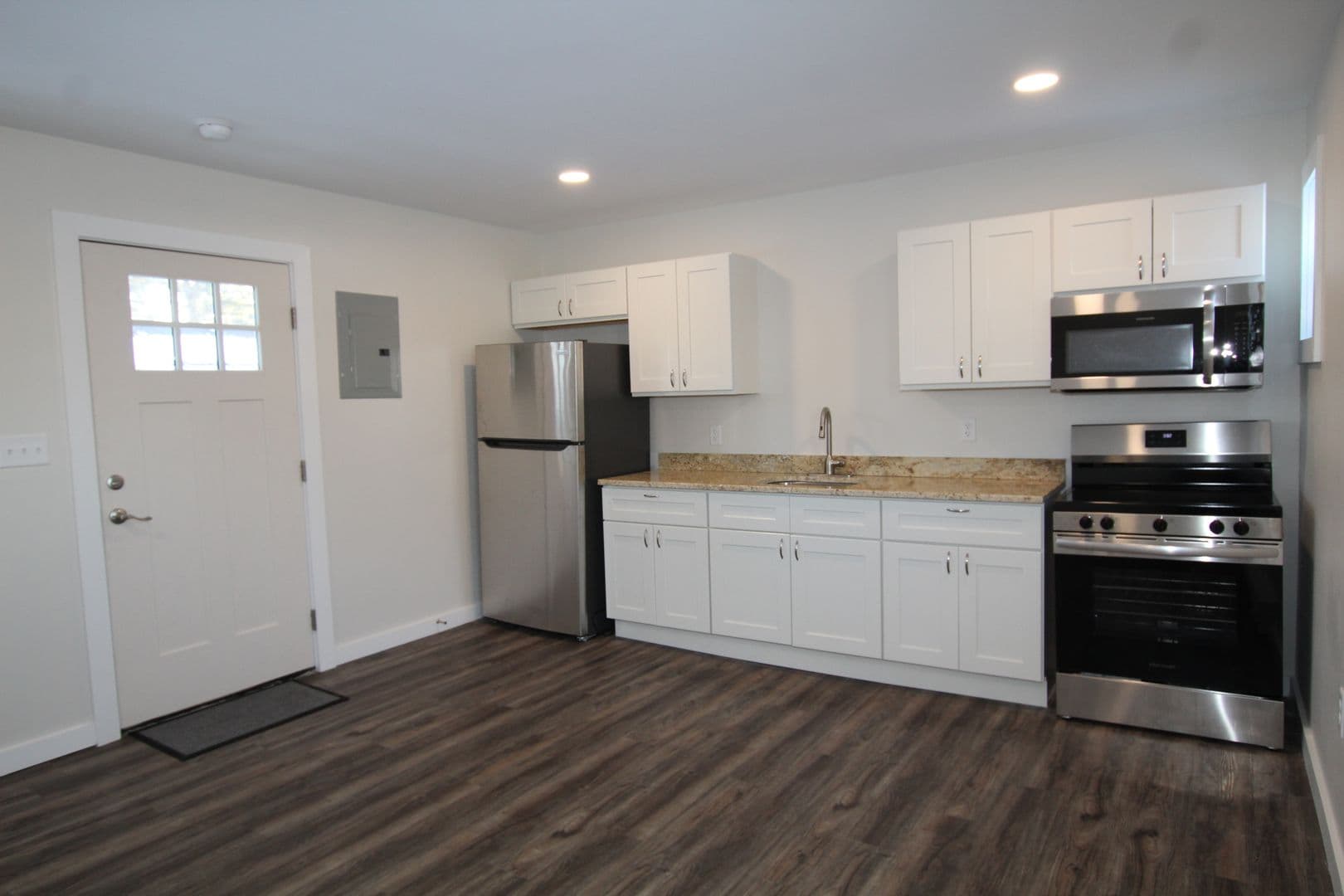 Ravena Apartment: 14311 Rt. 9W
