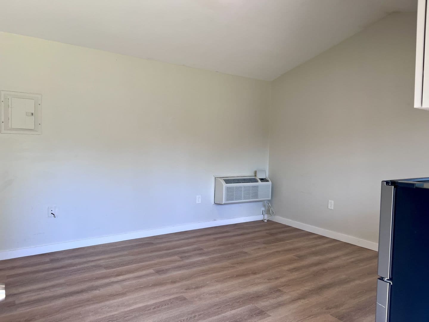 Ulster Park Apartment: 669 Broadway