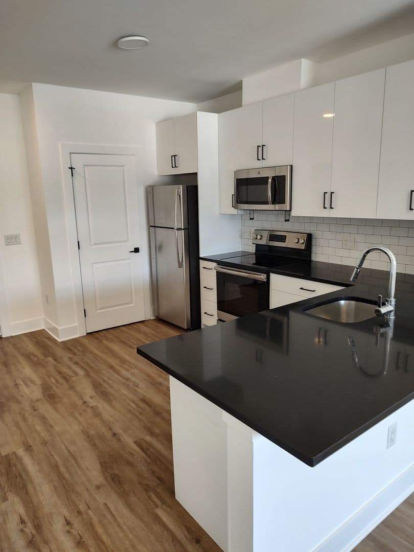 Pompton Lakes Apartment: 21 Lakeside Ave.
