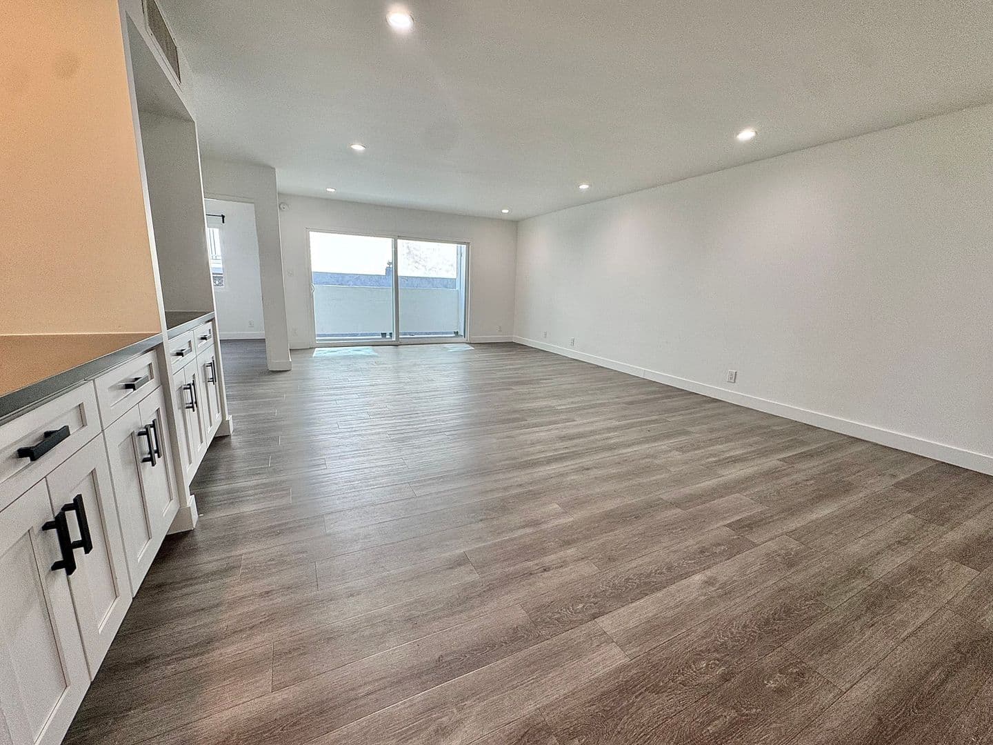 Beverly Hills Apartment: 117 N. Hamilton Dr.
