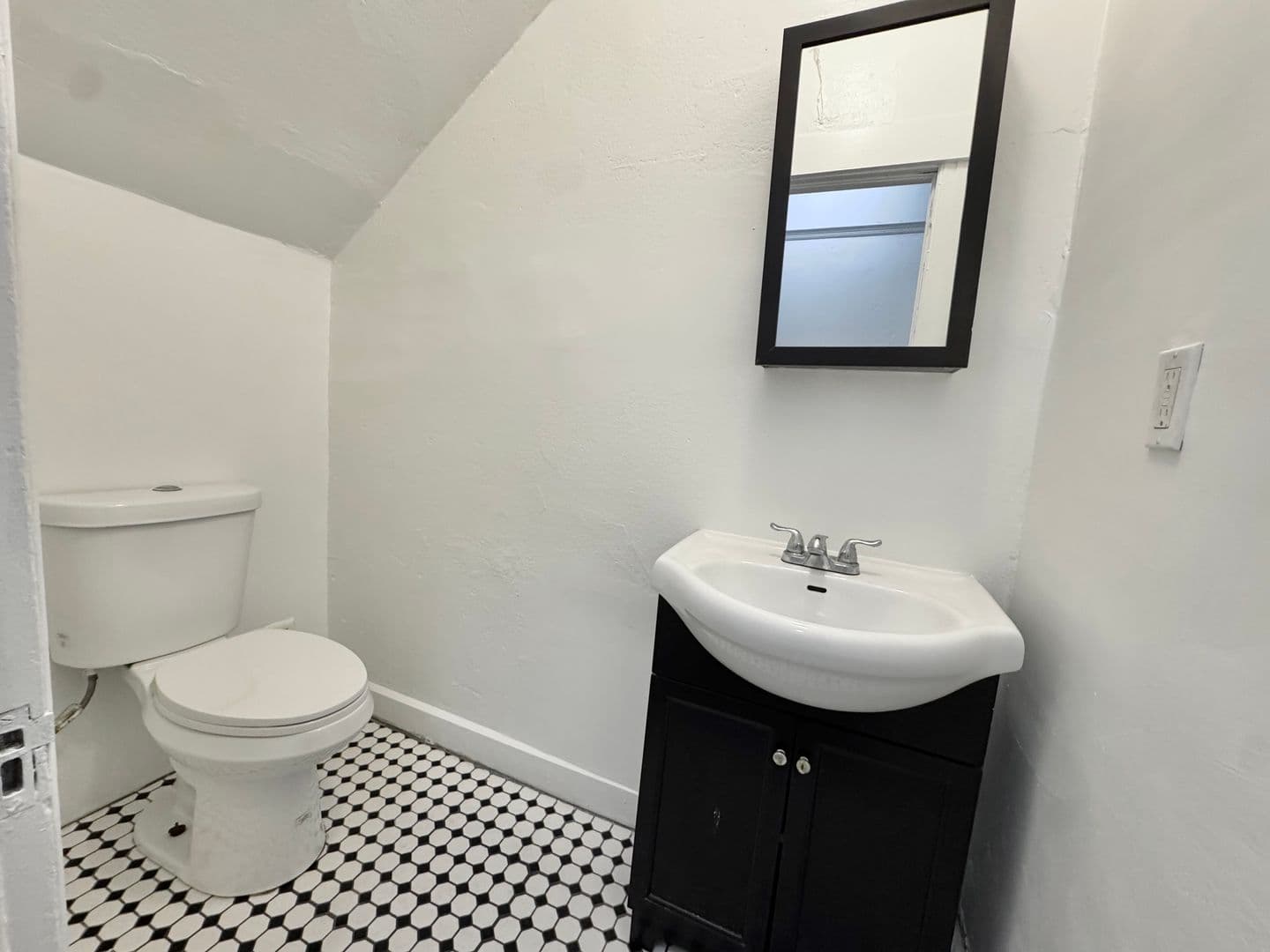 Los Angeles Apartment: 930 Albany St.