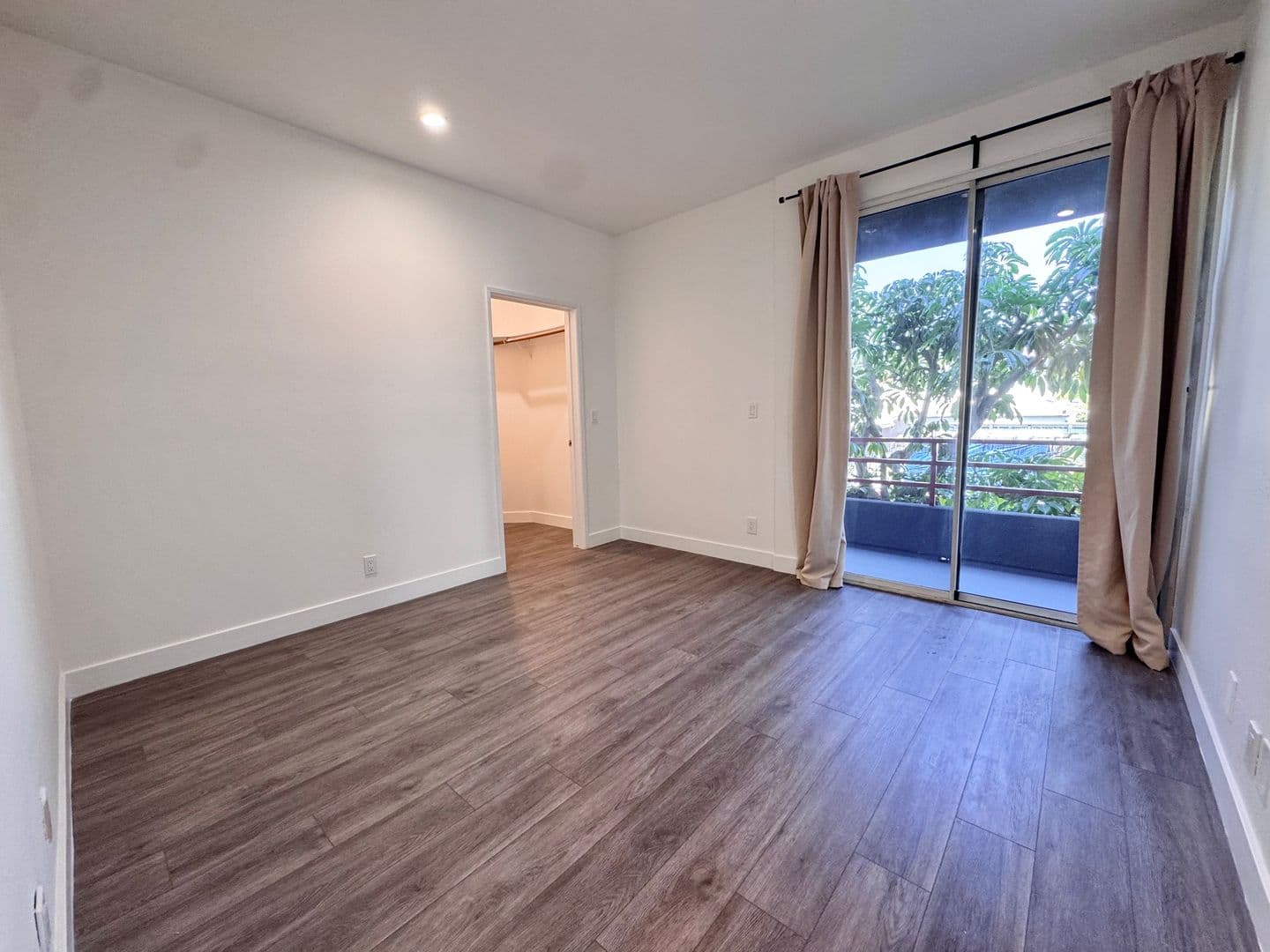 Los Angeles Apartment: 8915 Burton Way