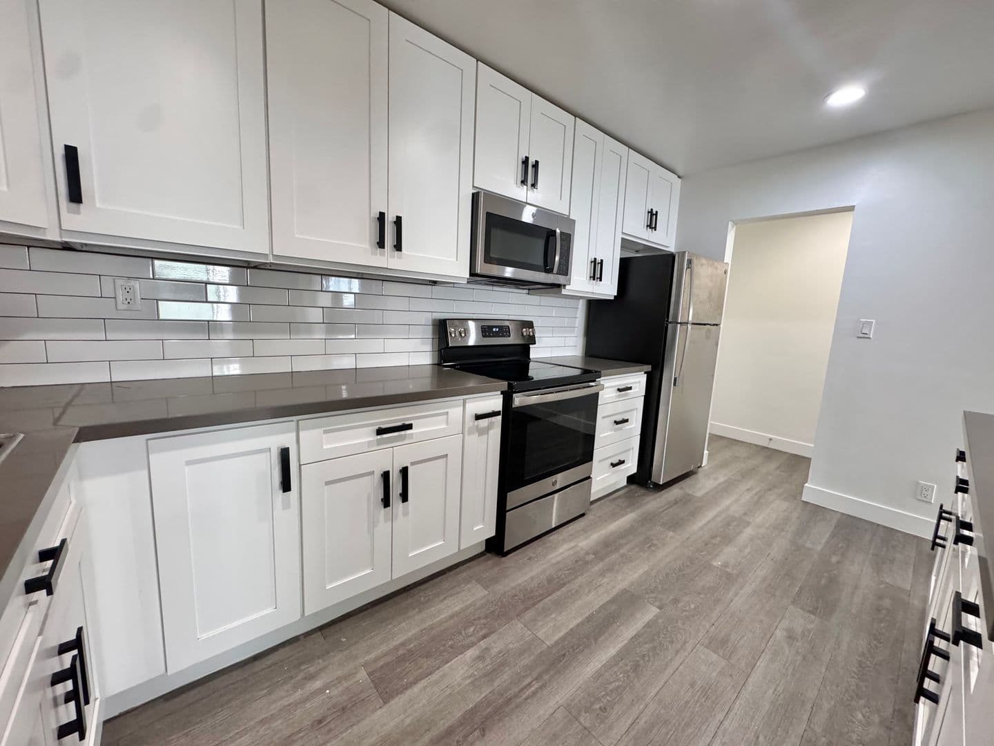 Beverly Hills Apartment: 117 N. Hamilton Dr.