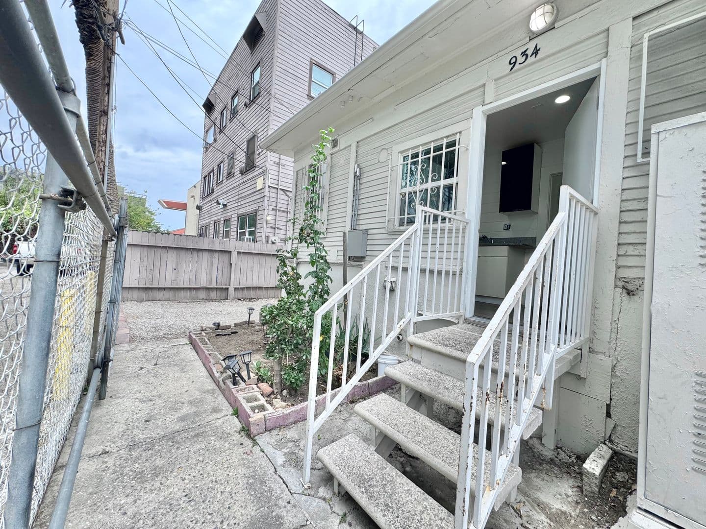 Los Angeles Apartment: 930 Albany St.