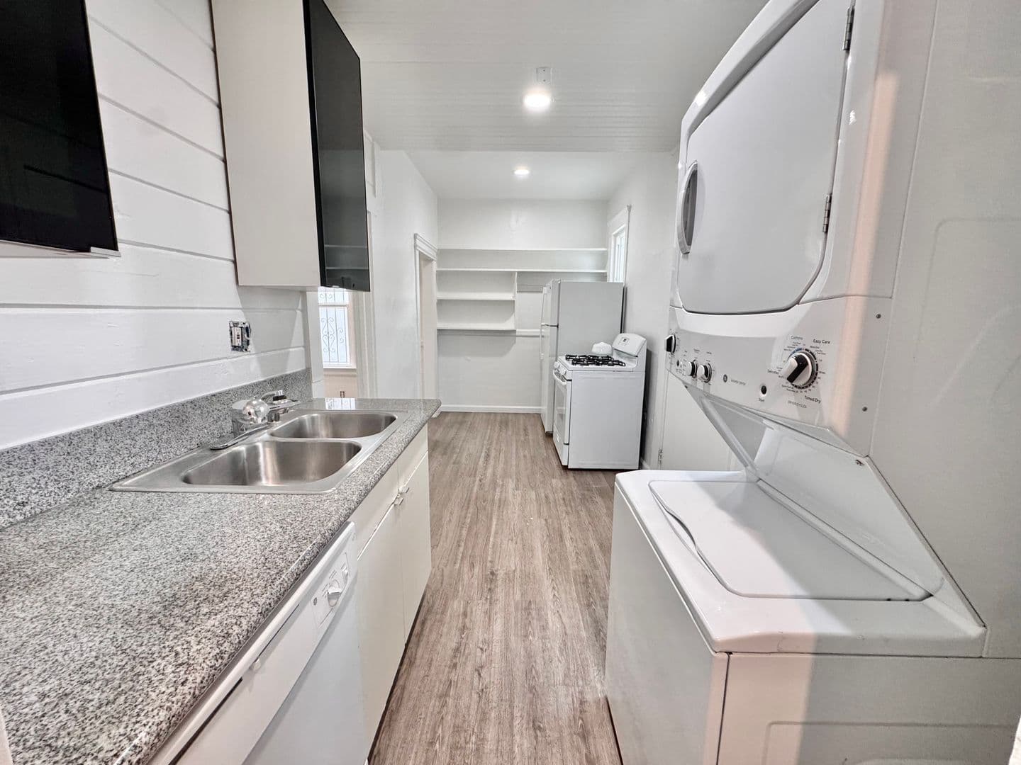 Los Angeles Apartment: 930 Albany St.