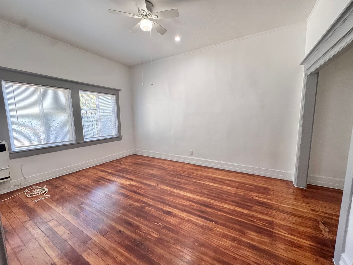 Los Angeles Apartment: 936 Albany Street