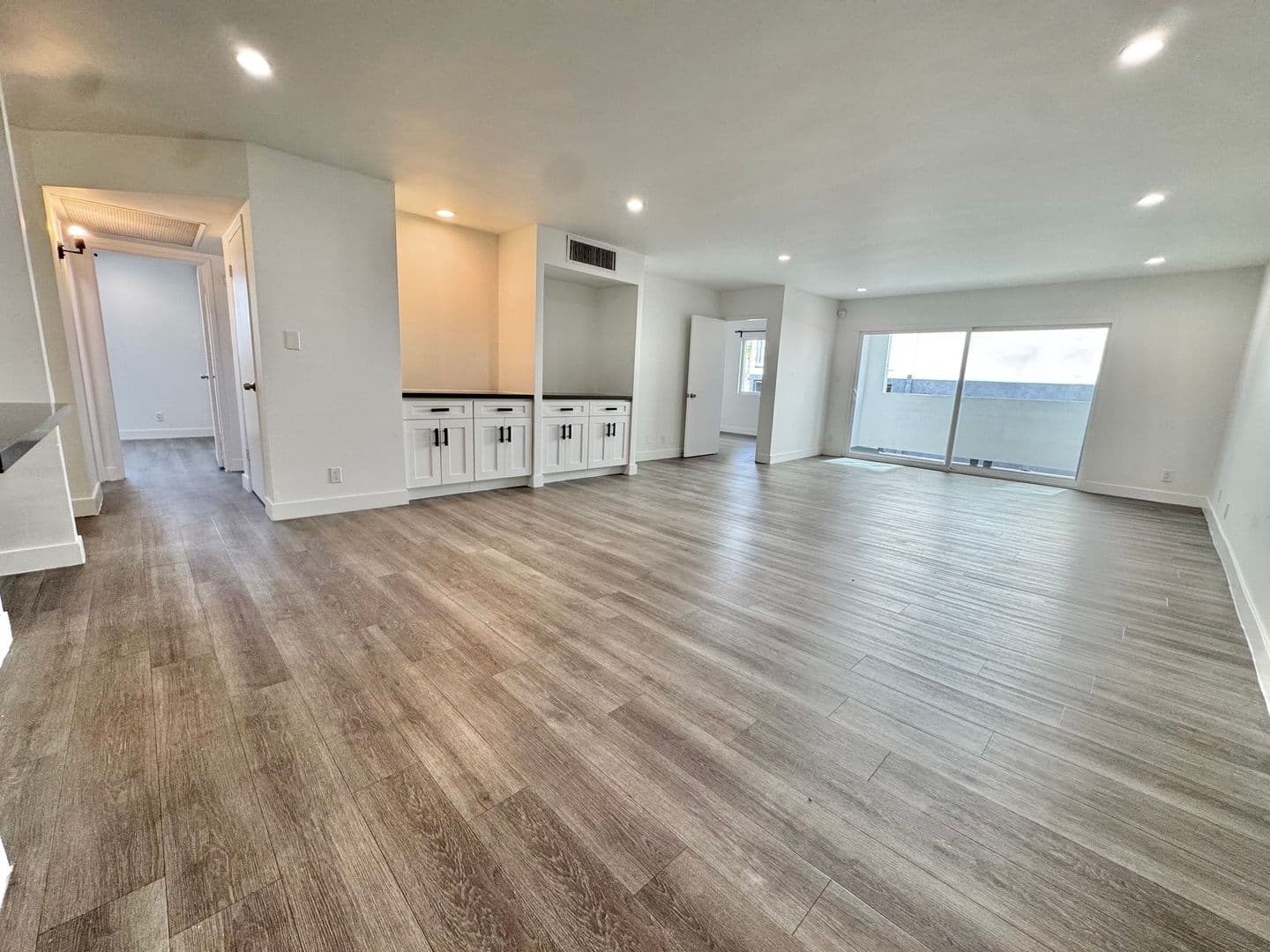 Beverly Hills Apartment: 117 N. Hamilton Dr.