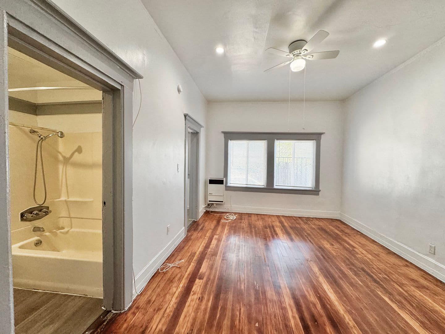 Los Angeles Apartment: 936 Albany Street