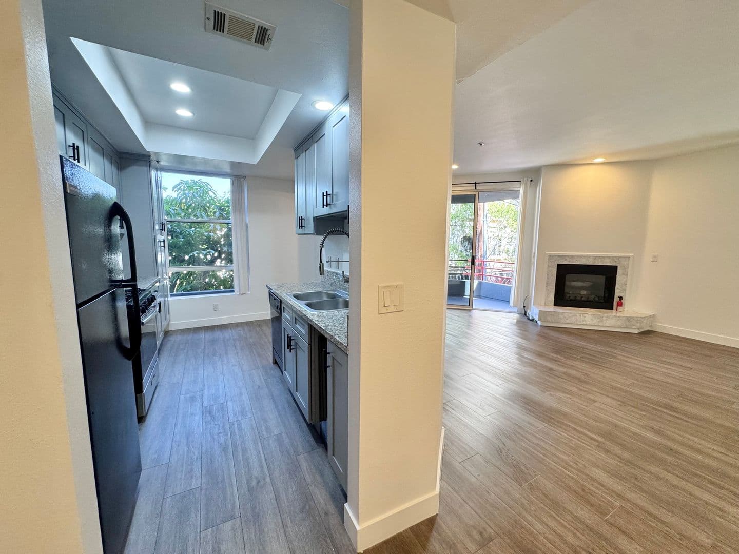 Los Angeles Apartment: 8915 Burton Way