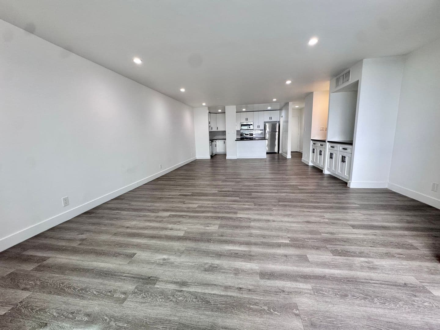 Beverly Hills Apartment: 117 N. Hamilton Dr.