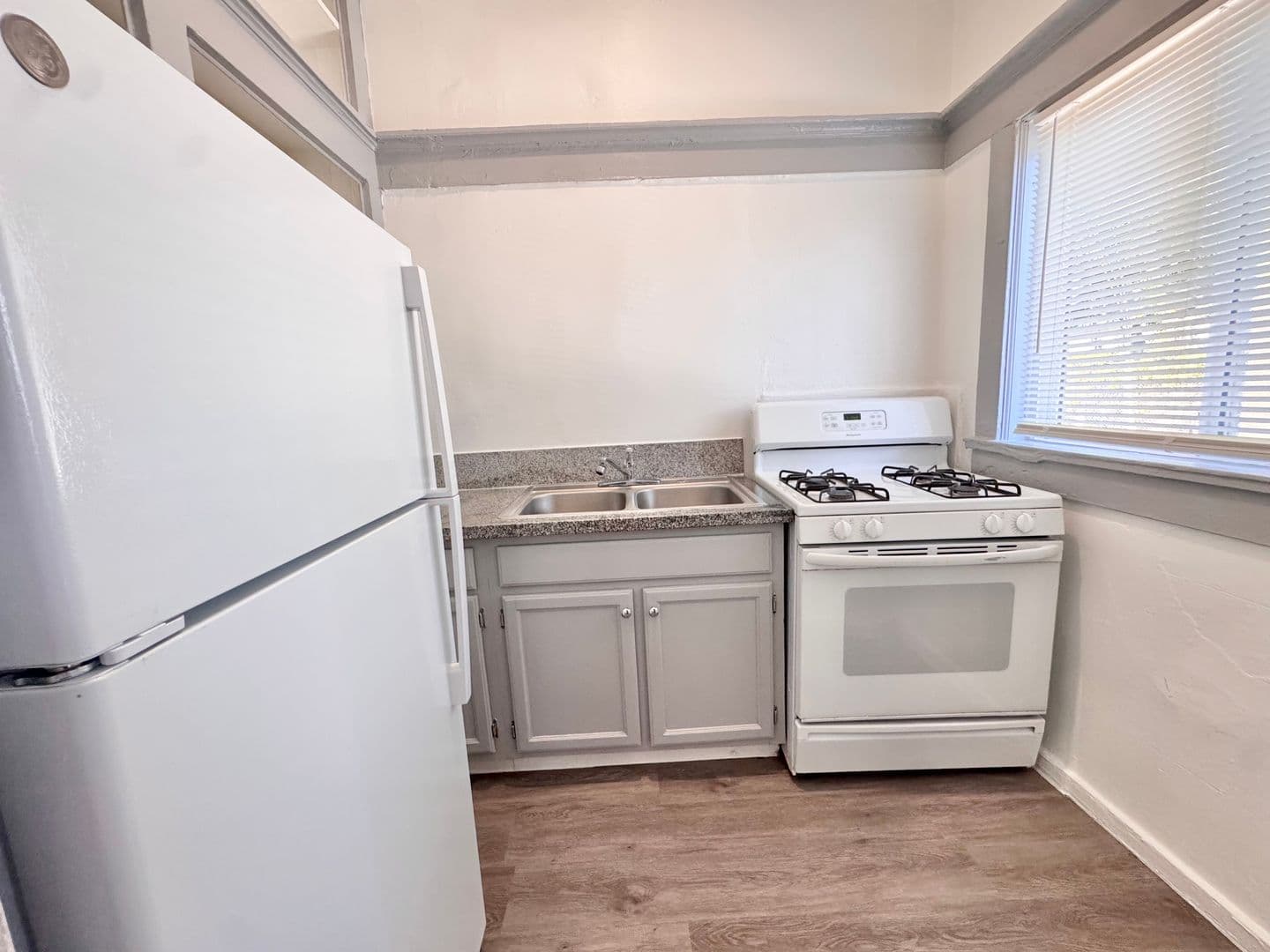 Los Angeles Apartment: 936 Albany Street