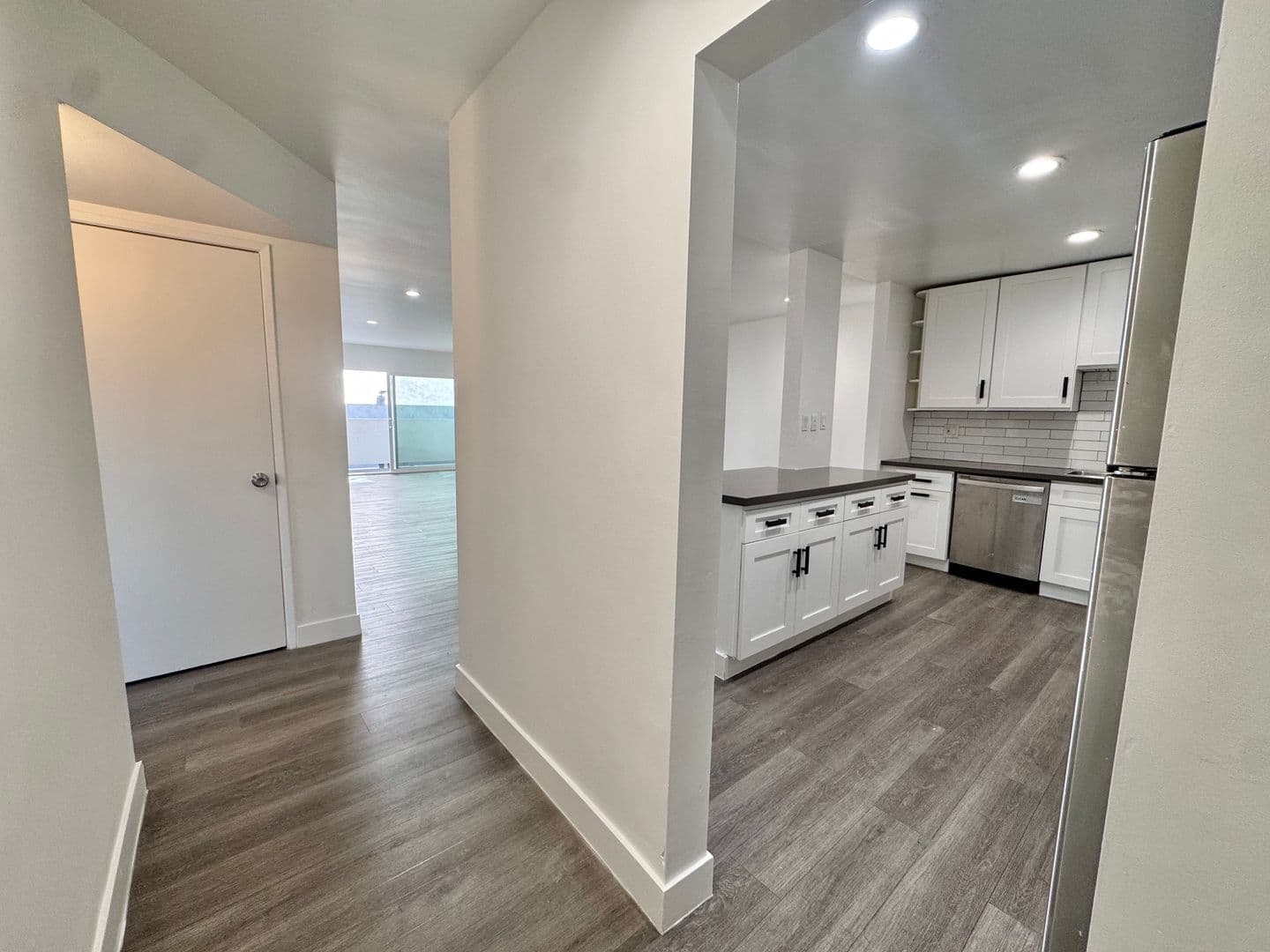 Beverly Hills Apartment: 117 N. Hamilton Dr.