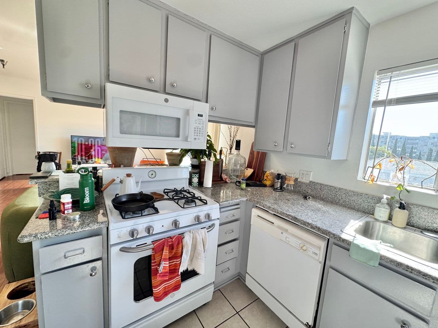 Los Angeles Apartment: 3746 Mentone Avenue
