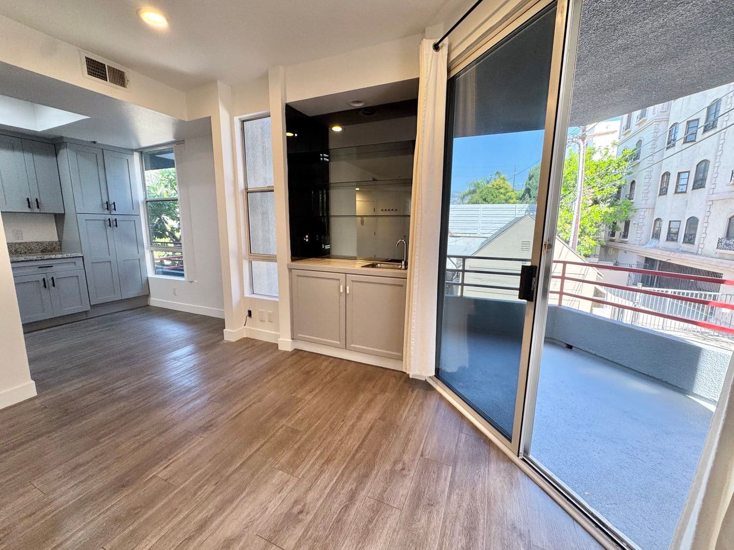 Los Angeles Apartment: 8915 Burton Way