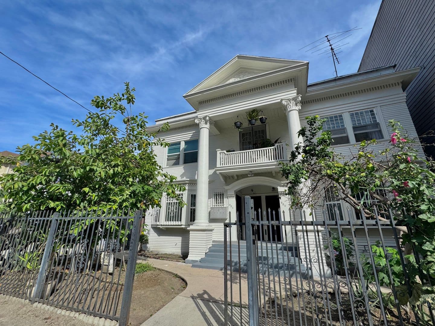 Los Angeles Apartment: 930 Albany St.