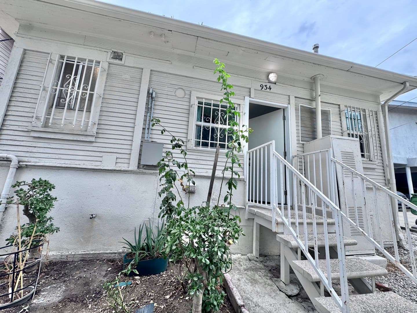 Los Angeles Apartment: 930 Albany St.