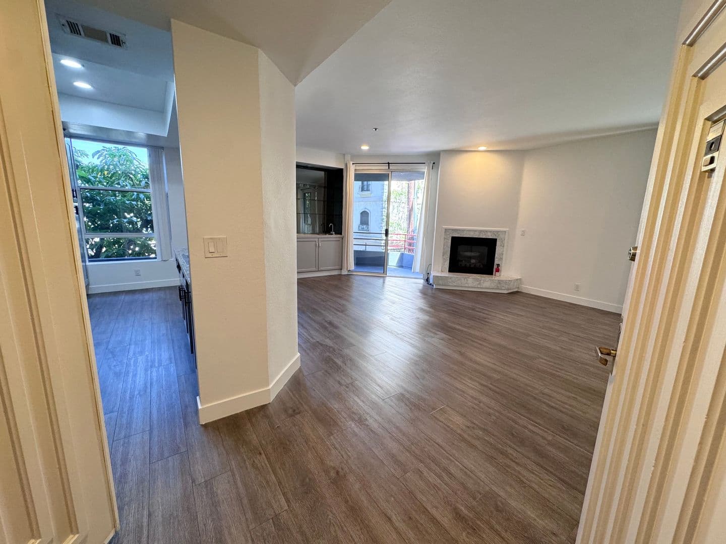 Los Angeles Apartment: 8915 Burton Way
