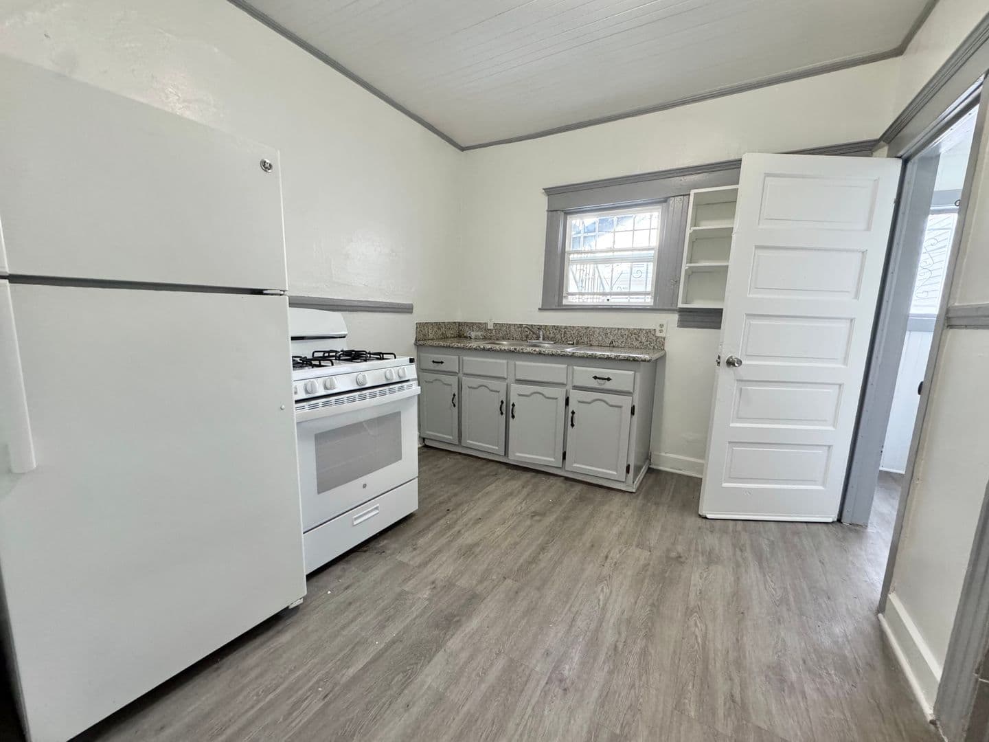 Los Angeles Apartment: 930 Albany St.