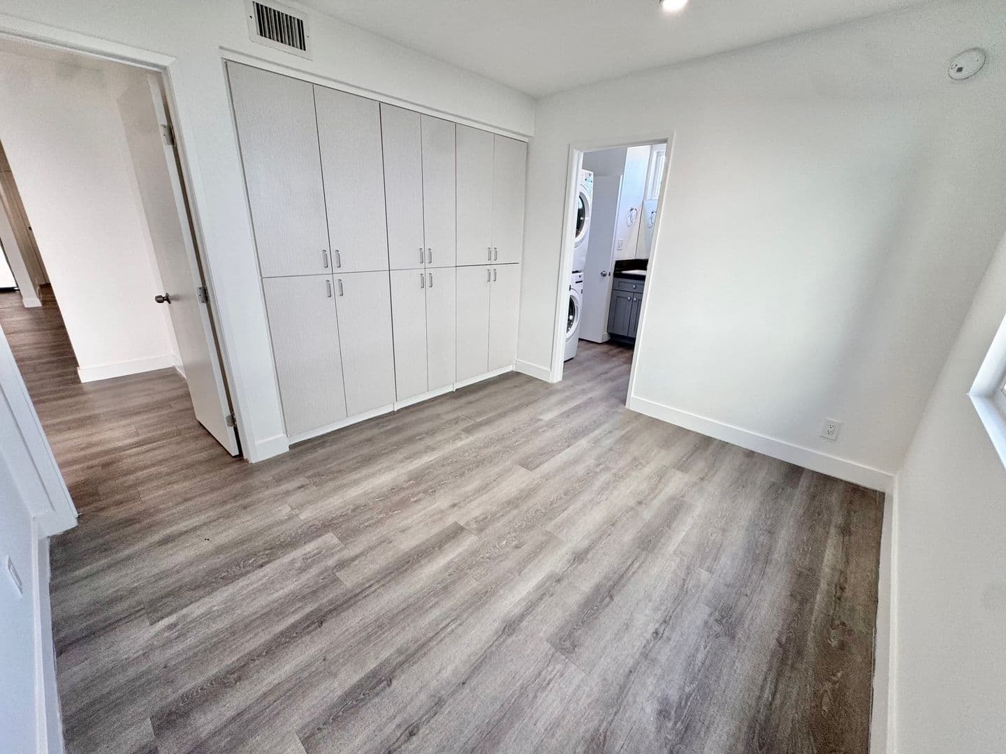 Beverly Hills Apartment: 117 N. Hamilton Dr.