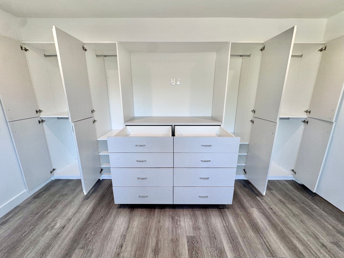 Beverly Hills Apartment: 117 N. Hamilton Dr.